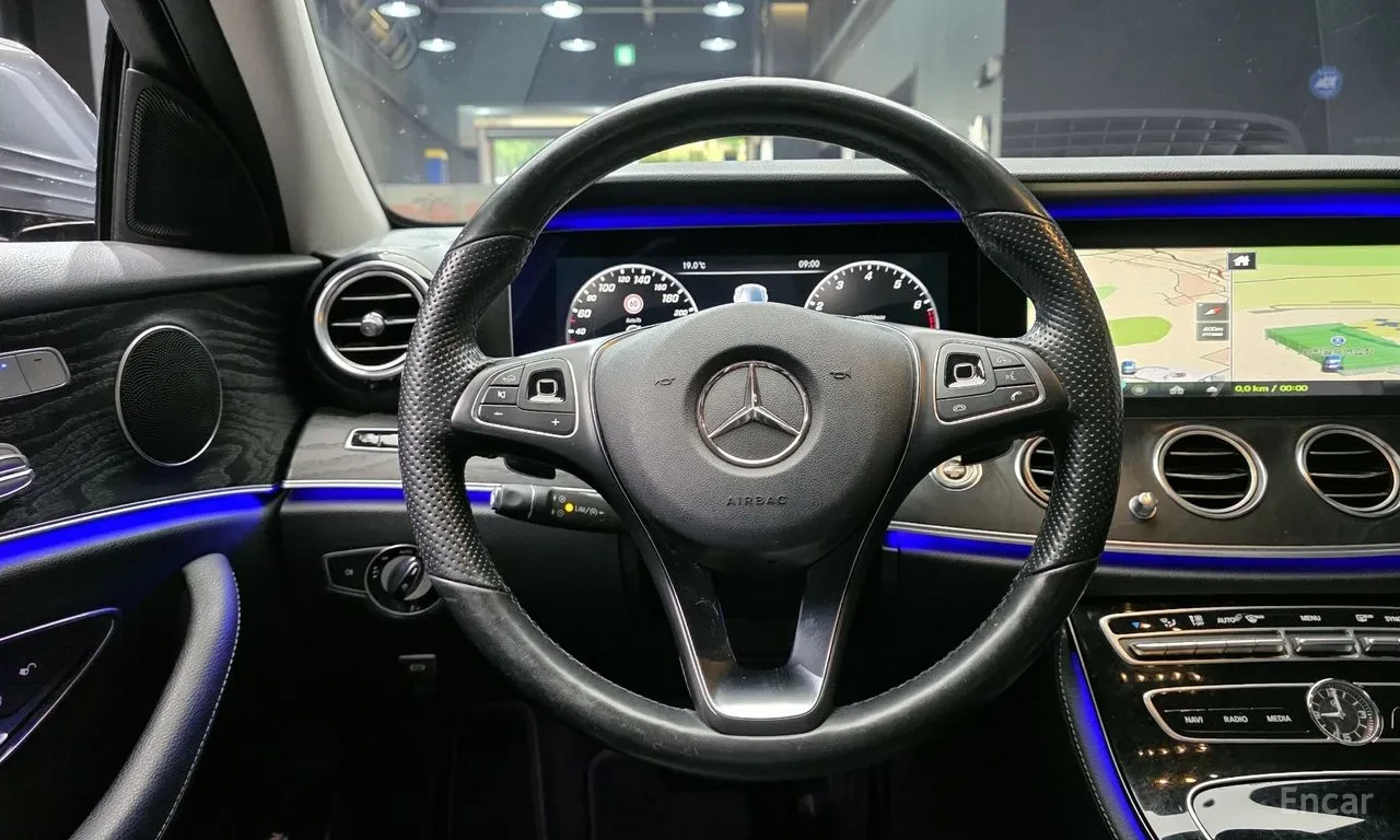 Mercedes-Benz E 300 4MATIC* ОБДУХВАНЕ* DIGITAL* 360 КАМЕРИ, снимка 13 - Автомобили и джипове - 54625492