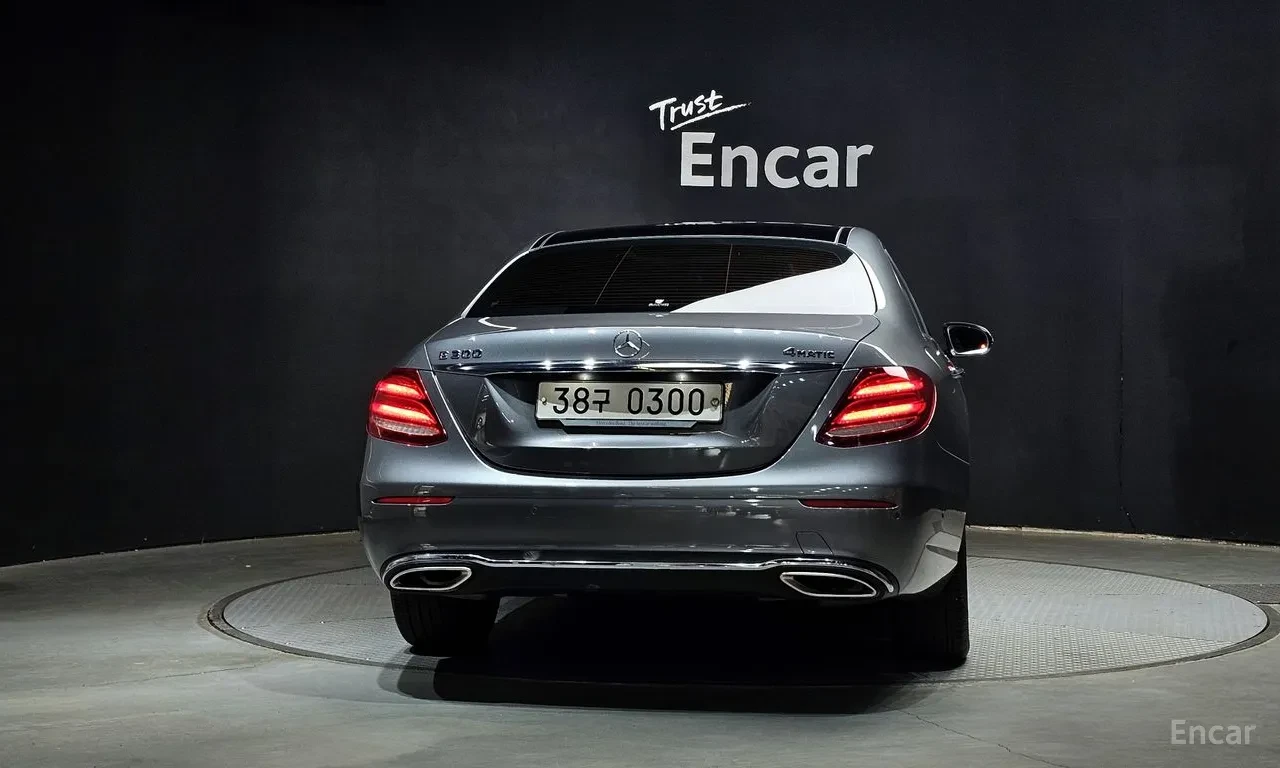 Mercedes-Benz E 300 4MATIC* ОБДУХВАНЕ* DIGITAL* 360 КАМЕРИ, снимка 4 - Автомобили и джипове - 54625492