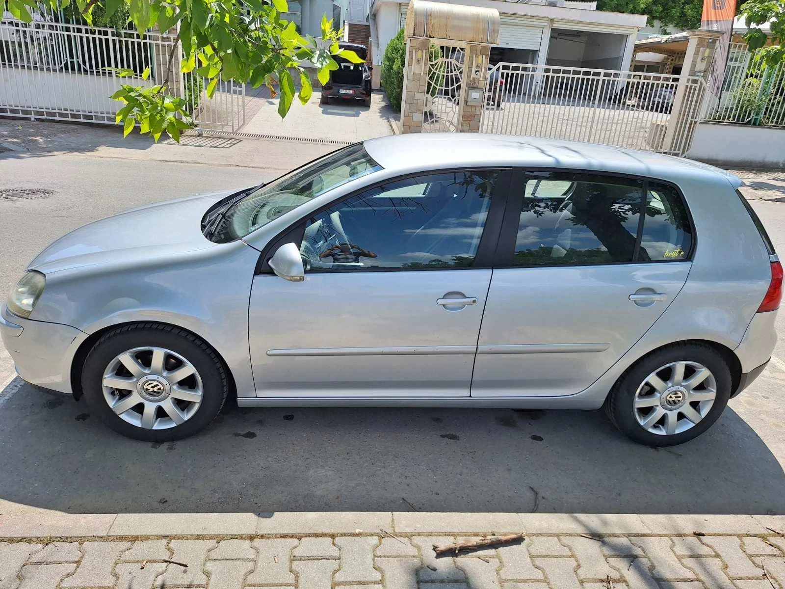 VW Golf 5 1.6 FSI, снимка 2 - Автомобили и джипове - 54797012