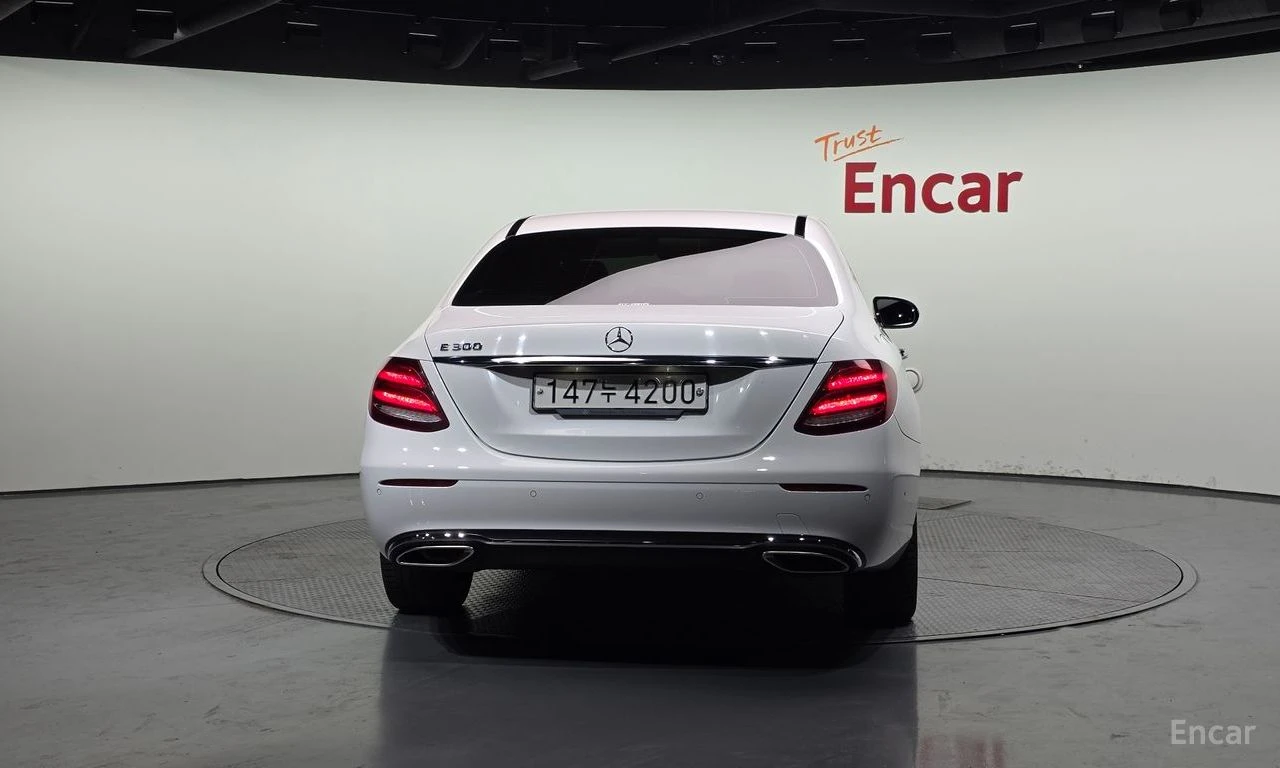 Mercedes-Benz E 300 BURMESTER* ДИГИТАЛНО* ТАБЛО* ОБДУХВАНЕ* 360КАМЕРА*, снимка 4 - Автомобили и джипове - 54856199