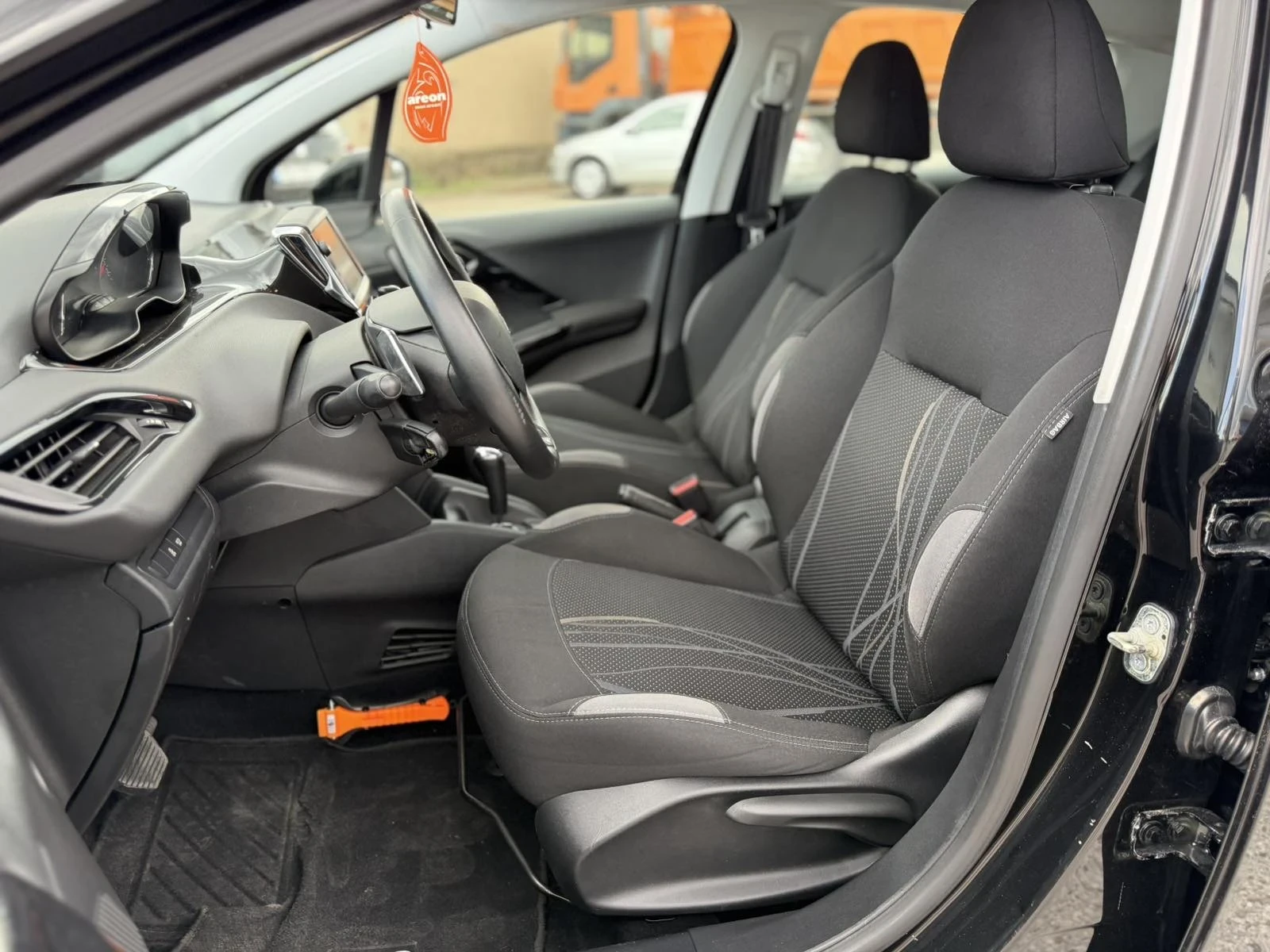 Peugeot 208 1.2 VTI* 2016г.* 100 000 KM., снимка 9 - Автомобили и джипове - 55156962