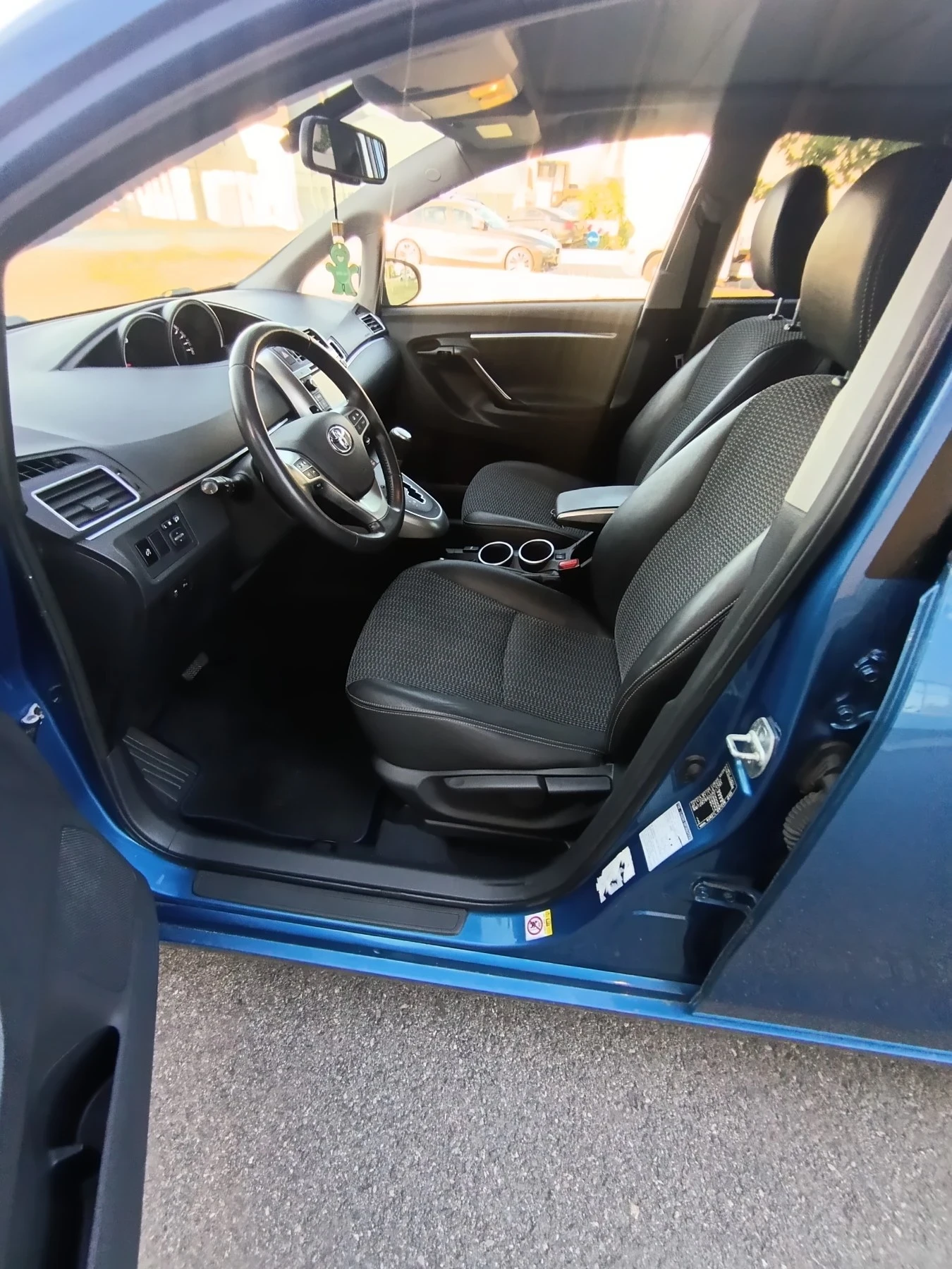Toyota Verso 2.2  Автоматик 6+ 1, снимка 7 - Автомобили и джипове - 55467400