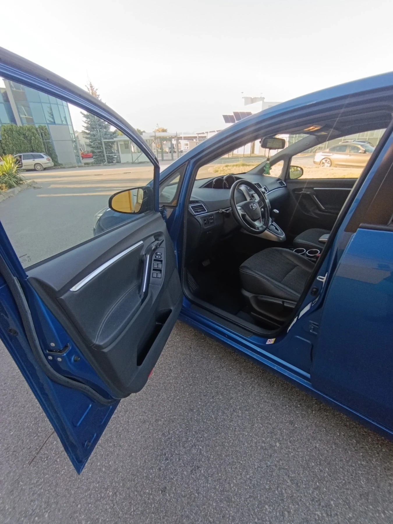 Toyota Verso 2.2  Автоматик 6+ 1, снимка 12 - Автомобили и джипове - 55467400