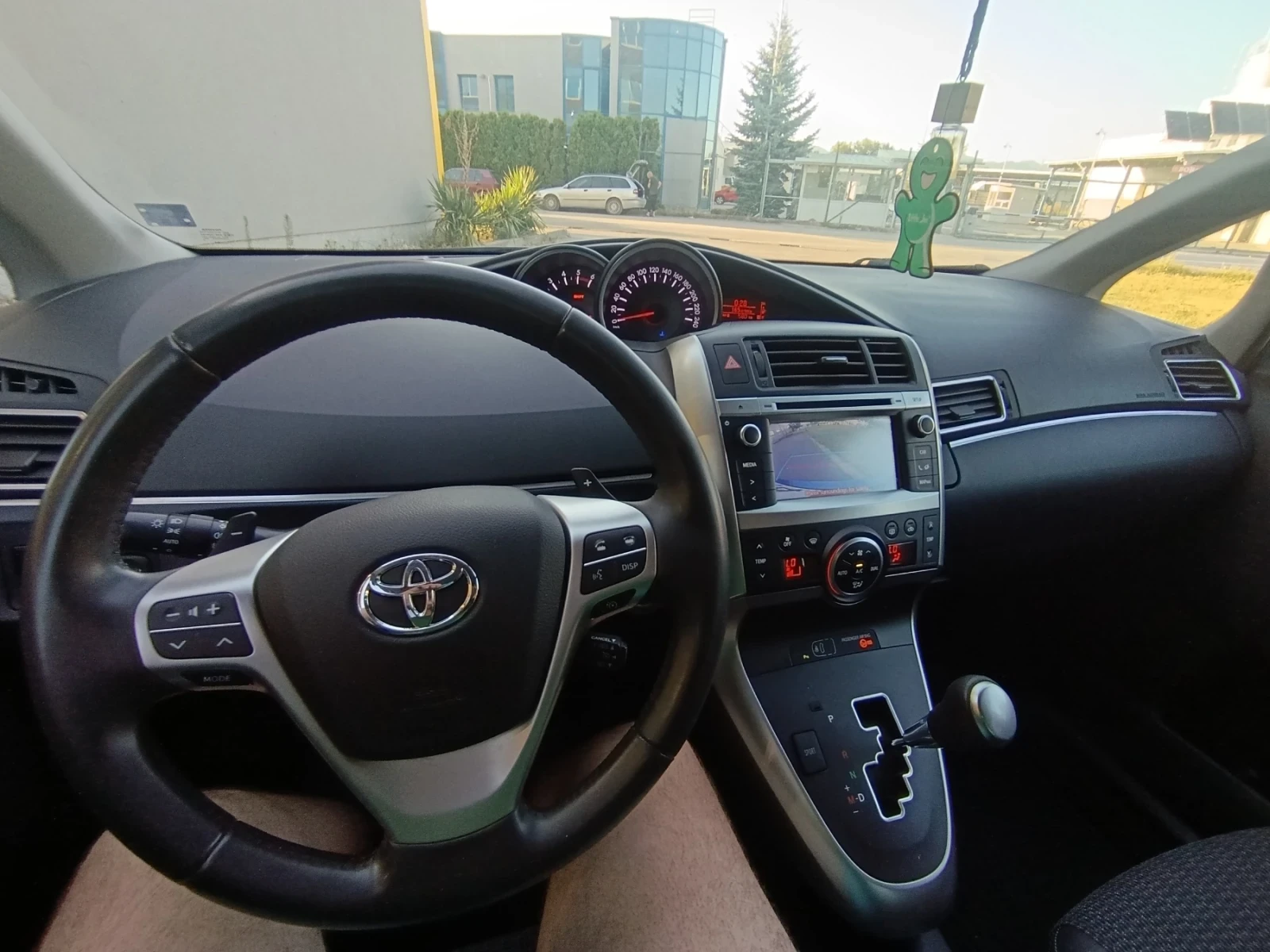 Toyota Verso 2.2  Автоматик 6+ 1, снимка 8 - Автомобили и джипове - 55467400