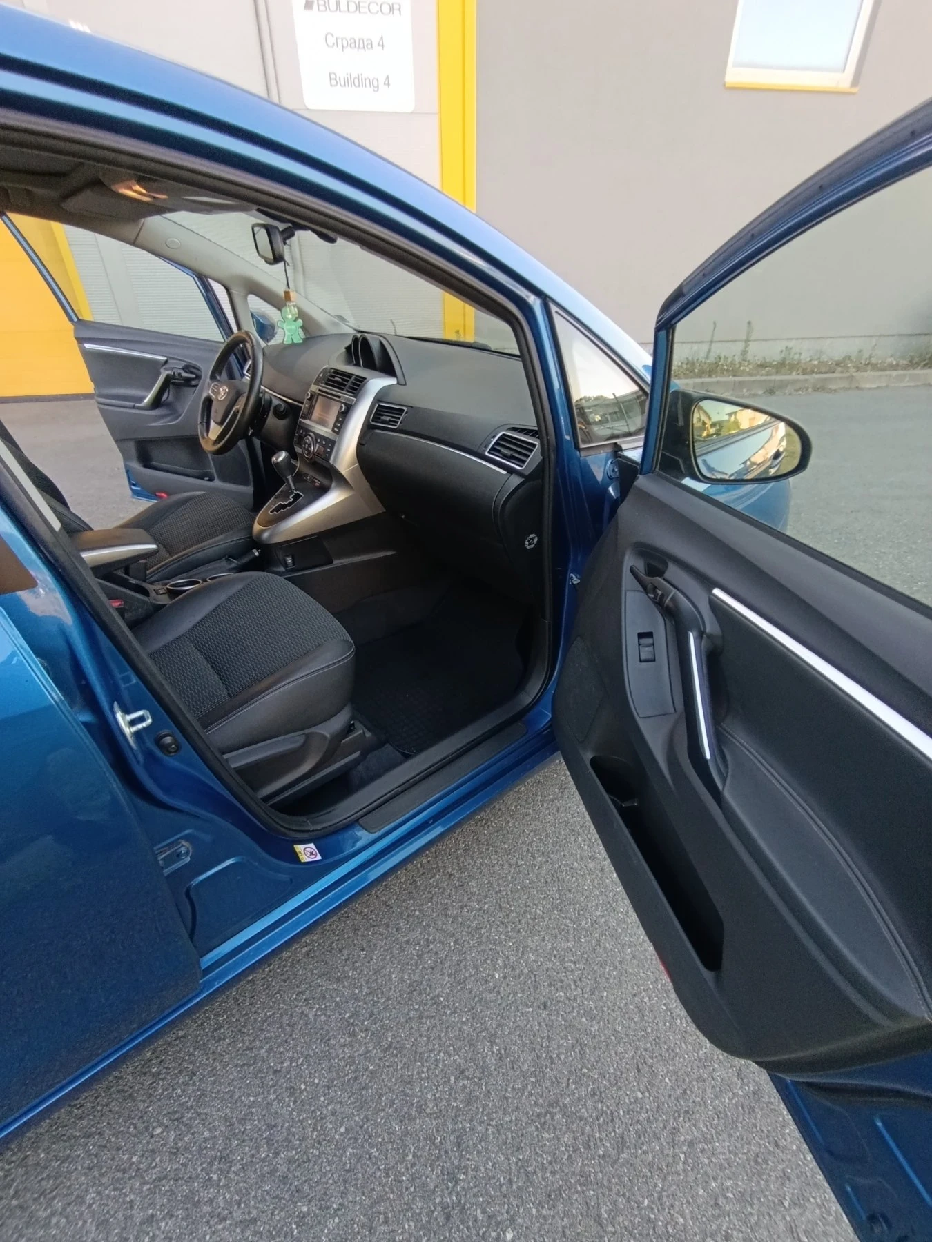 Toyota Verso 2.2  Автоматик 6+ 1, снимка 9 - Автомобили и джипове - 55467400