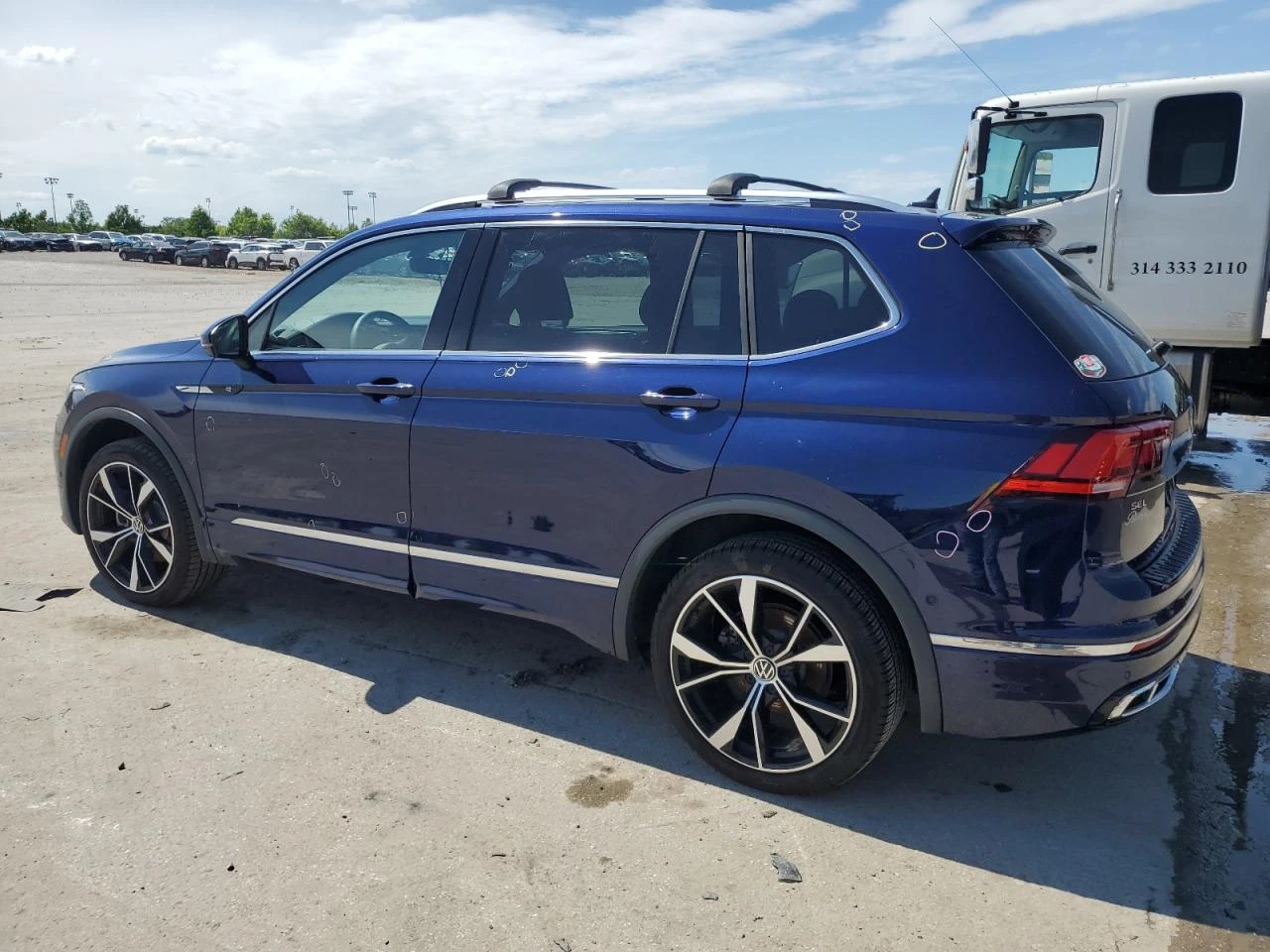 VW Tiguan SEL R-LINE BLACK - изображение 2