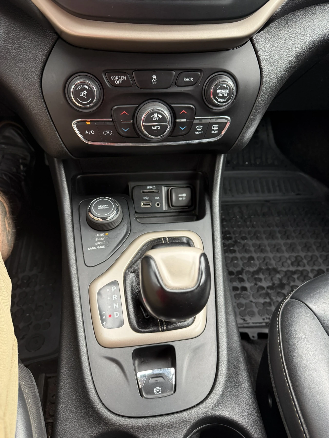 Jeep Cherokee 2.4 MultiAir2 Limited, снимка 13 - Автомобили и джипове - 54575049