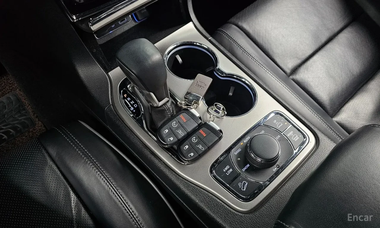 Jeep Grand cherokee 3.6 OVERLAND / ОБДУХ / DISTRONIC / PANO / ВЪЗДУХ, снимка 12 - Автомобили и джипове - 54719021