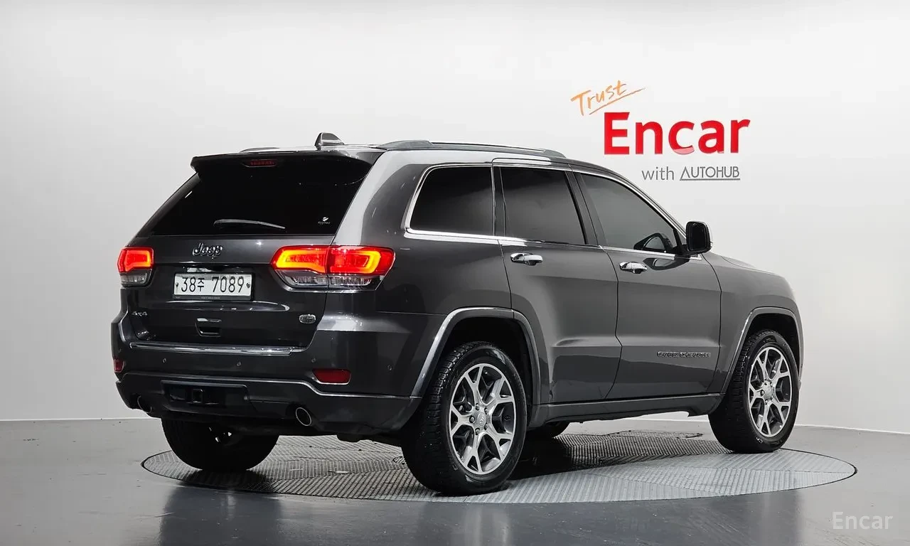 Jeep Grand cherokee 3.6 OVERLAND / ОБДУХ / DISTRONIC / PANO / ВЪЗДУХ, снимка 2 - Автомобили и джипове - 54719021