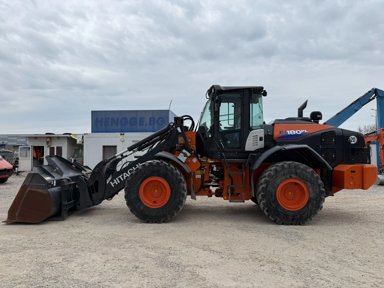 Челен товарач Hitachi ZW 180-6 КАНТАР