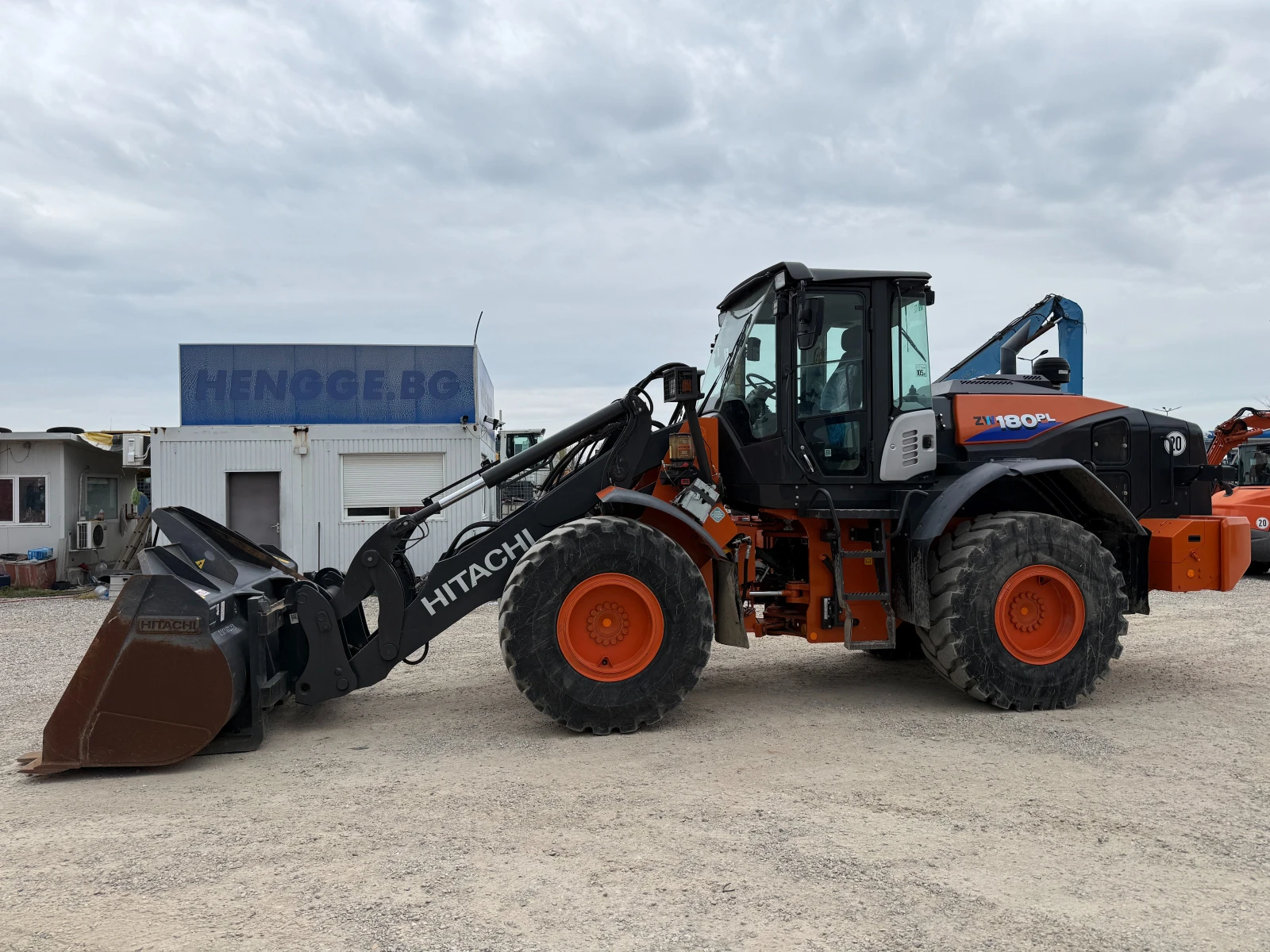 Челен товарач Hitachi ZW 180-6 КАНТАР, снимка 2 - Индустриална техника - 54833367