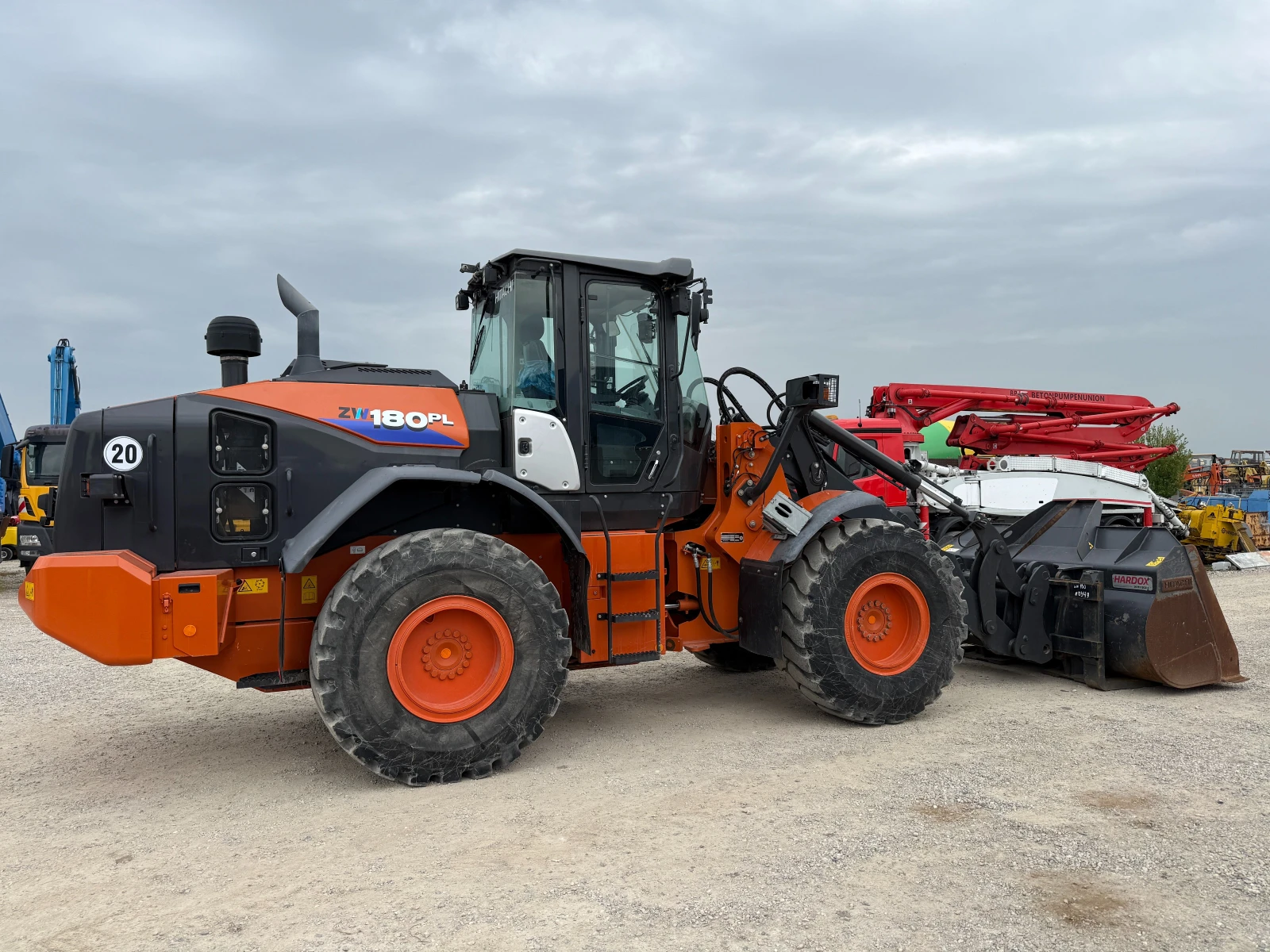 Челен товарач Hitachi ZW 180-6 КАНТАР, снимка 10 - Индустриална техника - 54833367