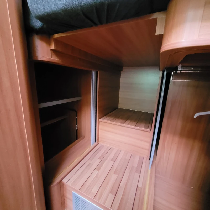 Кемпер Weinsberg 7.5м дължина, снимка 3 - Каравани и кемпери - 52473287