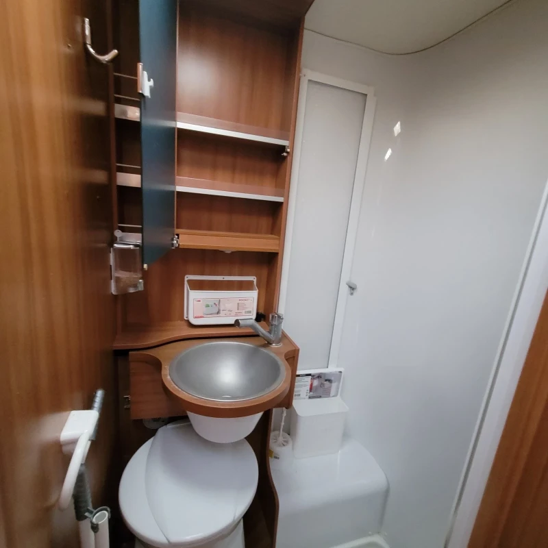 Кемпер Weinsberg 7.5м дължина, снимка 5 - Каравани и кемпери - 52473287