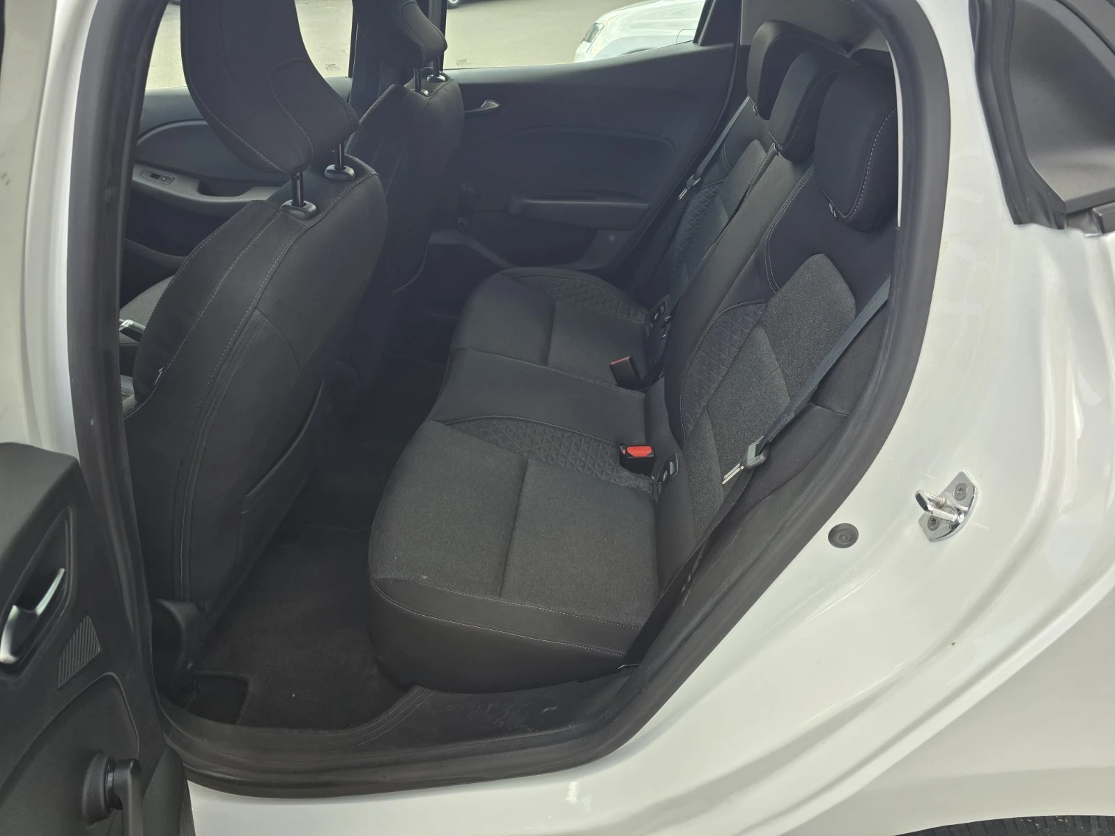 Renault Clio 1.0 TCe 100 автоматик, снимка 13 - Автомобили и джипове - 56311052