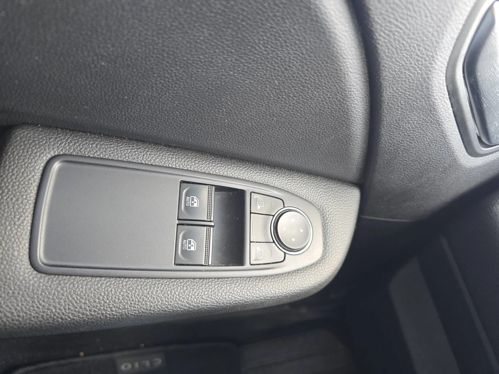 Renault Clio 1.0 TCe 100 автоматик, снимка 10 - Автомобили и джипове - 56311052