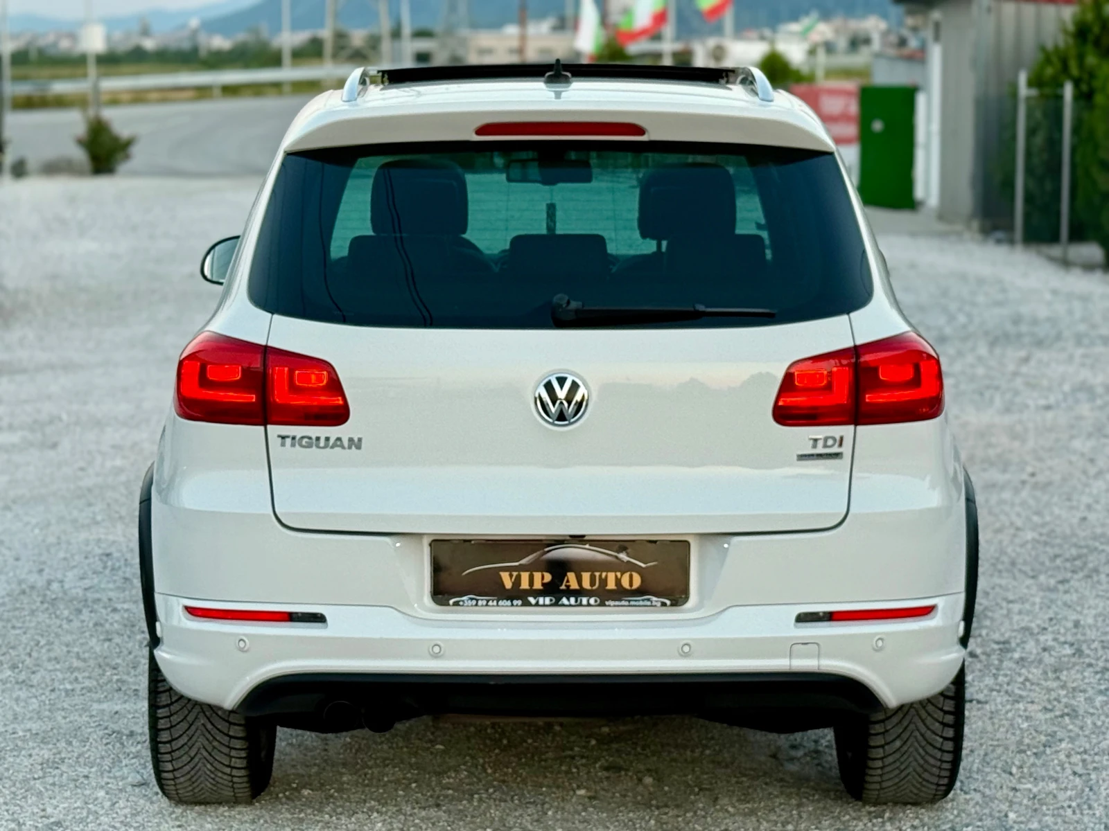 VW Tiguan 2.0 TDI R-LINE EXCLUSIVE BLUEMOTION - изображение 4
