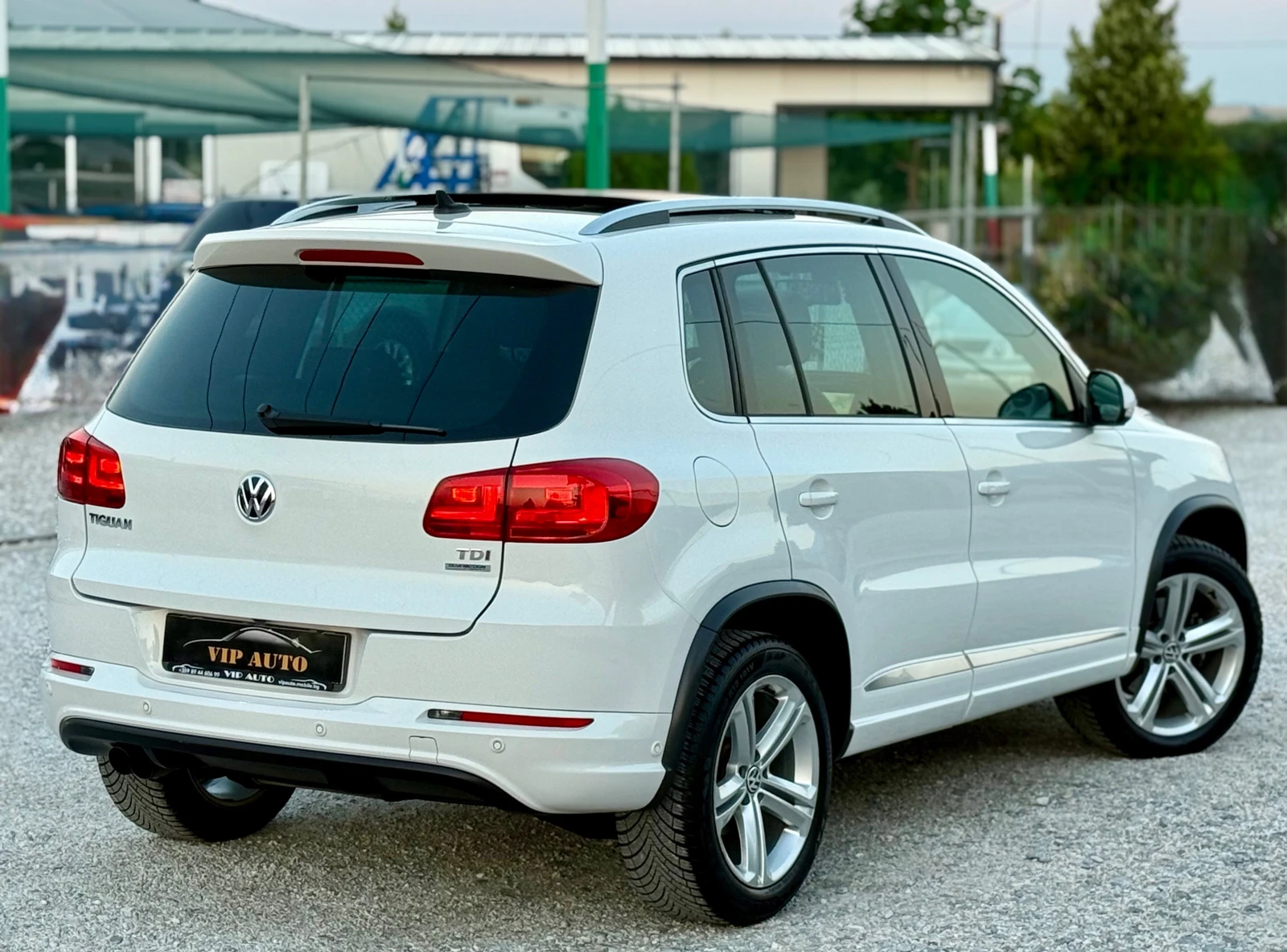 VW Tiguan 2.0 TDI R-LINE EXCLUSIVE BLUEMOTION - изображение 5