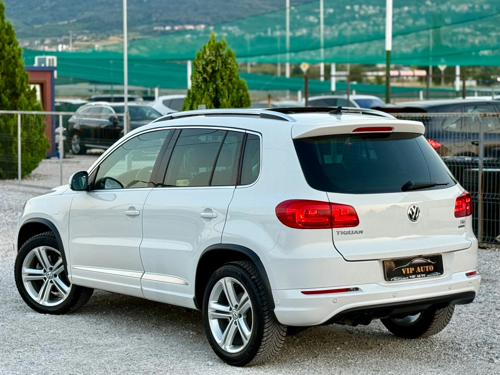 VW Tiguan 2.0 TDI R-LINE EXCLUSIVE BLUEMOTION - изображение 6