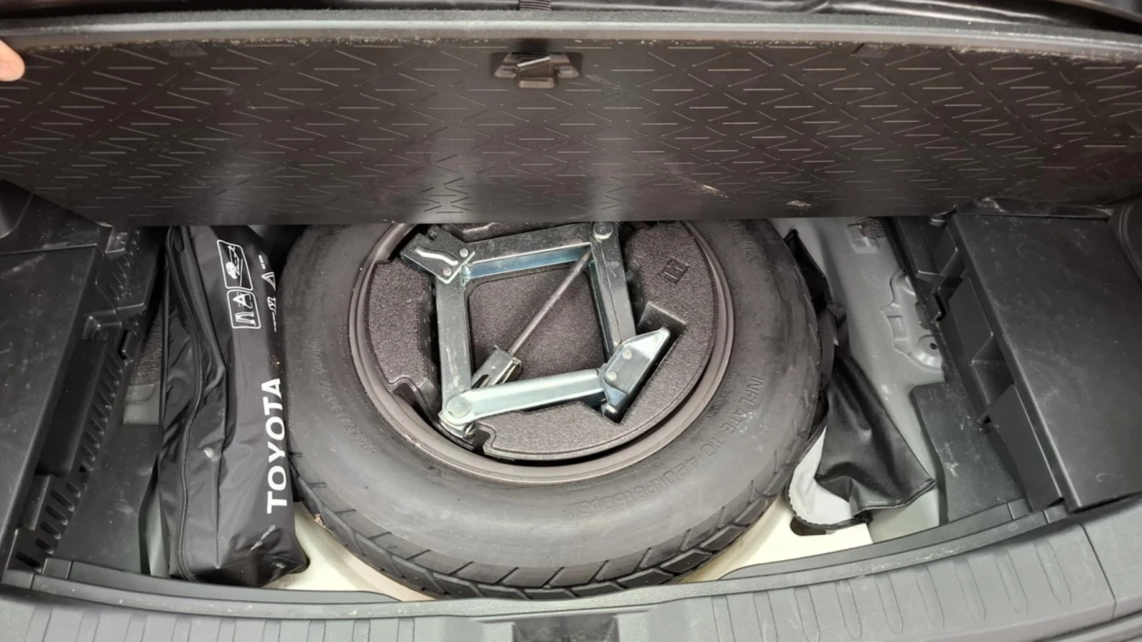 Toyota Rav4 2.5 HYBRID - изображение 10