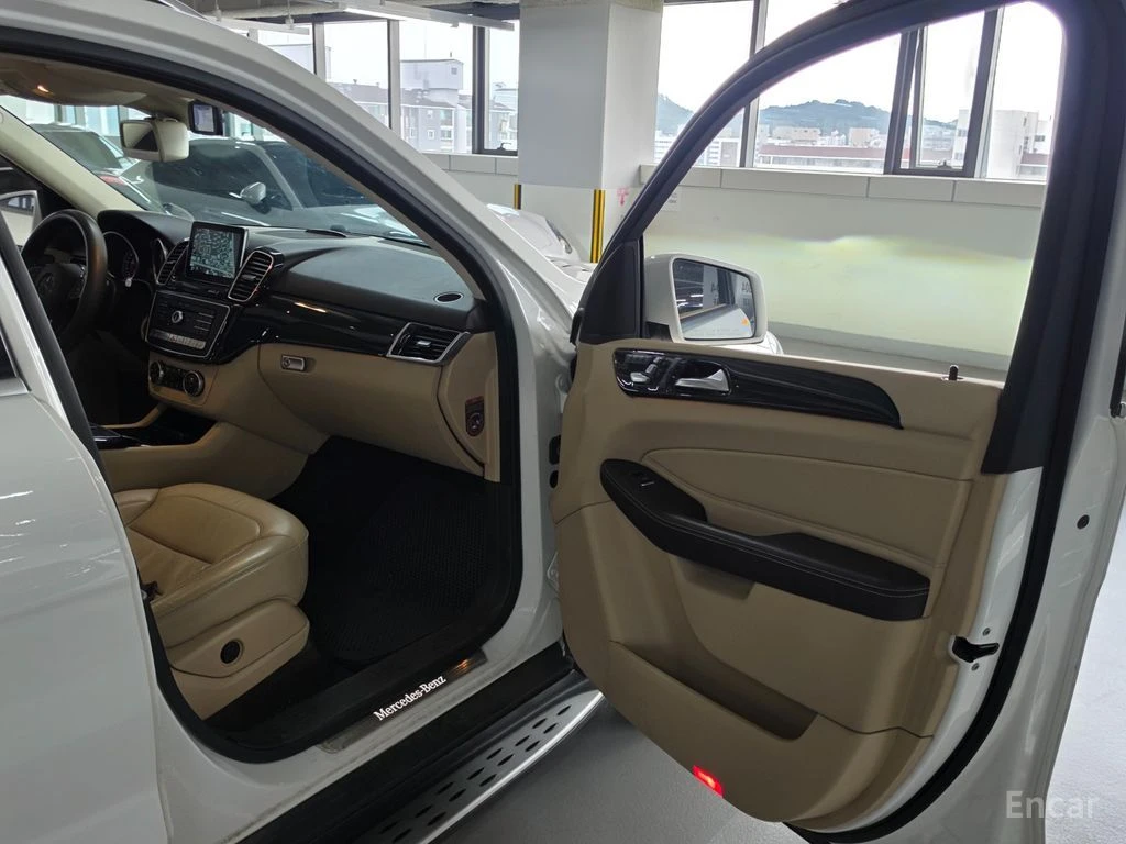 Mercedes-Benz GLE 350 d 4MATIC* AMG PACK* ПОДГРЕВ* ОБДУХВАНЕ* PANORAMA* , снимка 8 - Автомобили и джипове - 54967980