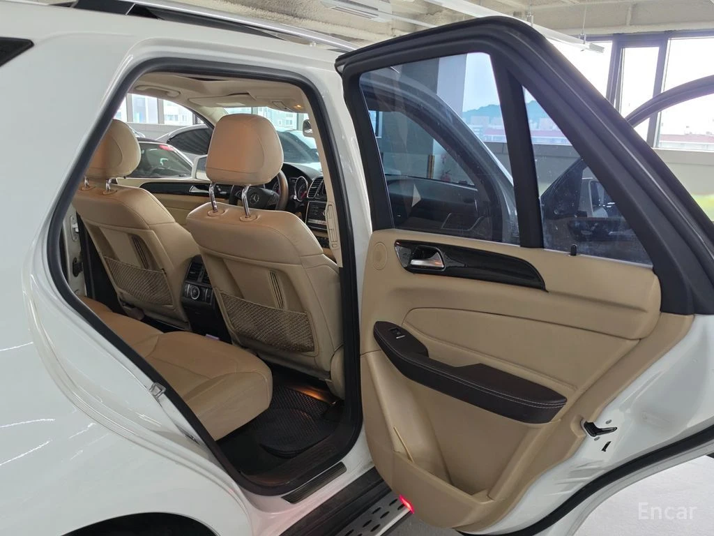 Mercedes-Benz GLE 350 d 4MATIC* AMG PACK* ПОДГРЕВ* ОБДУХВАНЕ* PANORAMA* , снимка 15 - Автомобили и джипове - 54967980