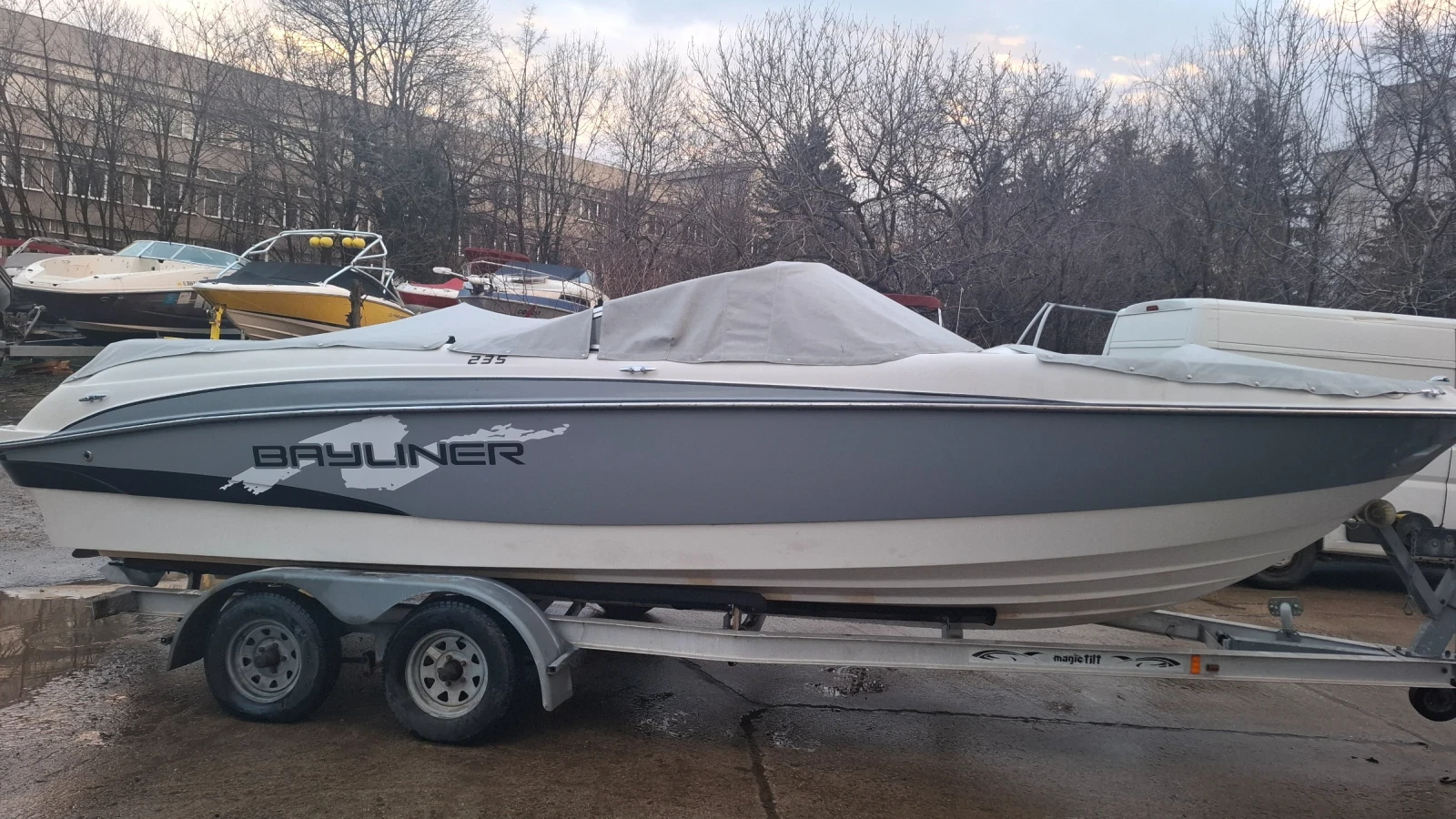 Моторна яхта Bayliner 235 BR - изображение 4