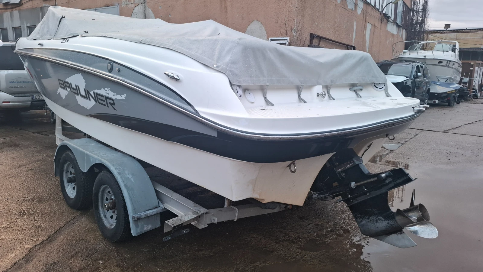 Моторна яхта Bayliner 235 BR - изображение 3