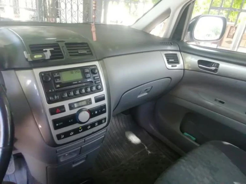 Toyota Avensis verso D4D, снимка 7 - Автомобили и джипове - 52515786