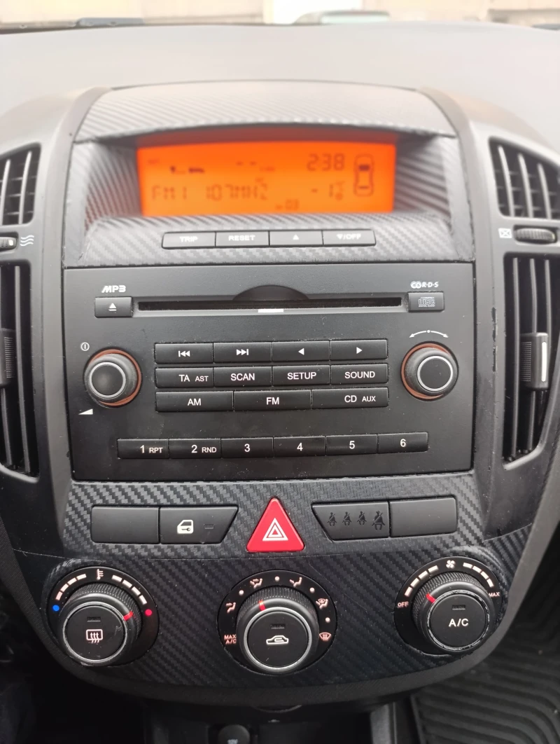 Kia Ceed 1.6i, снимка 14 - Автомобили и джипове - 52881658