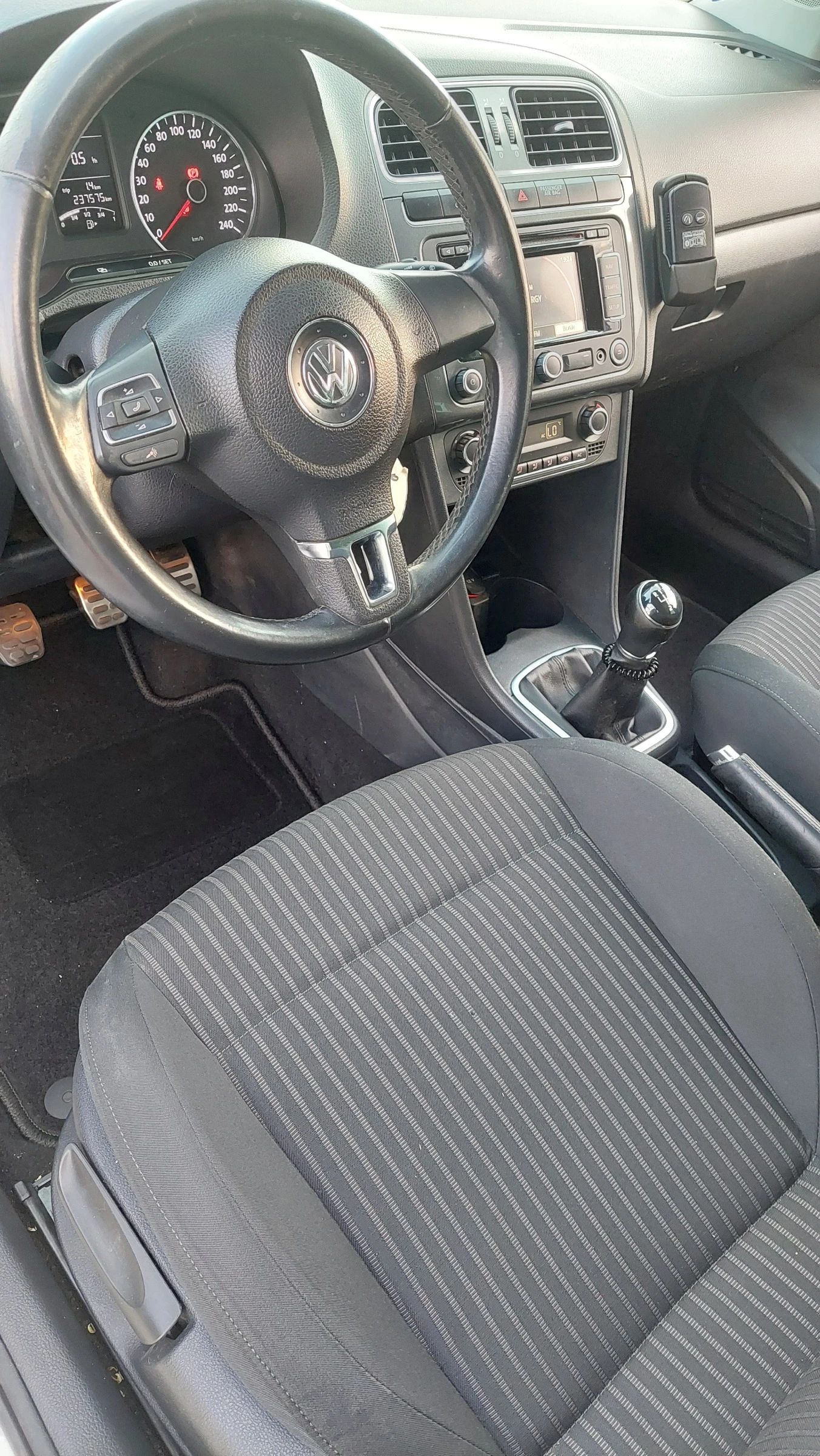 VW Polo 1.6 tdi R Line, снимка 8 - Автомобили и джипове - 55606678