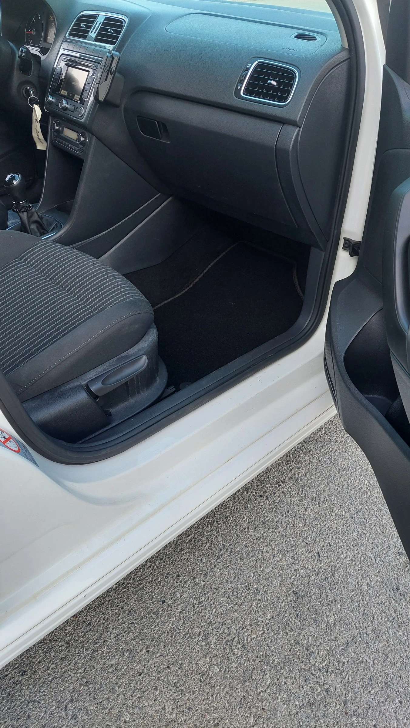 VW Polo 1.6 tdi R Line, снимка 12 - Автомобили и джипове - 55606678