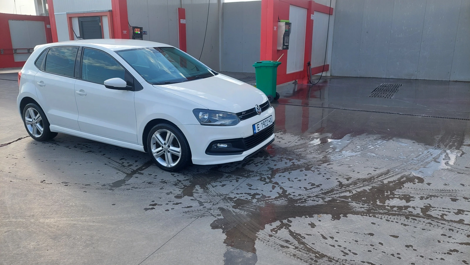 VW Polo 1.6 tdi R Line, снимка 2 - Автомобили и джипове - 55606678