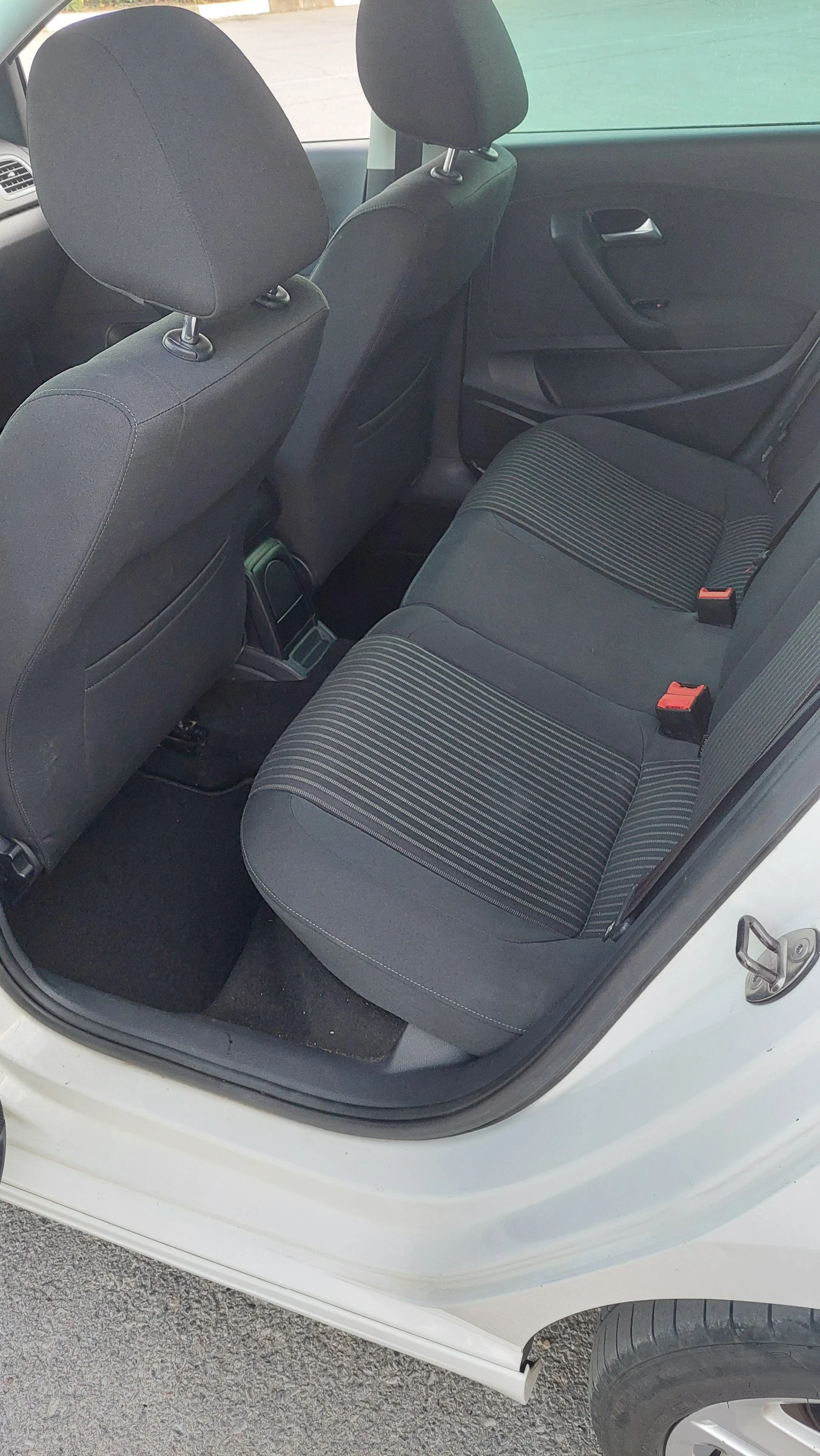 VW Polo 1.6 tdi R Line, снимка 16 - Автомобили и джипове - 55606678
