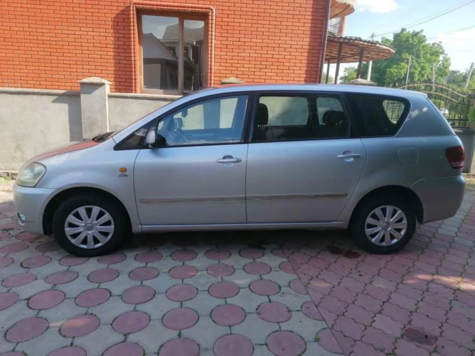 Toyota Avensis verso D4D - изображение 4