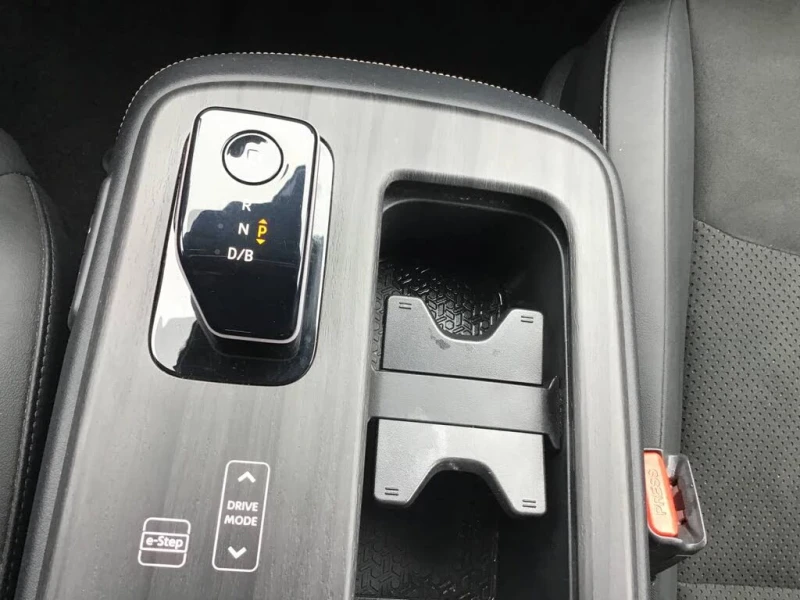 Nissan Ariya ENGAGE* FWD* CARPLAY* ПОДГРЕВ* КАМЕРА* МЪРТВА ТОЧК, снимка 12 - Автомобили и джипове - 53269167