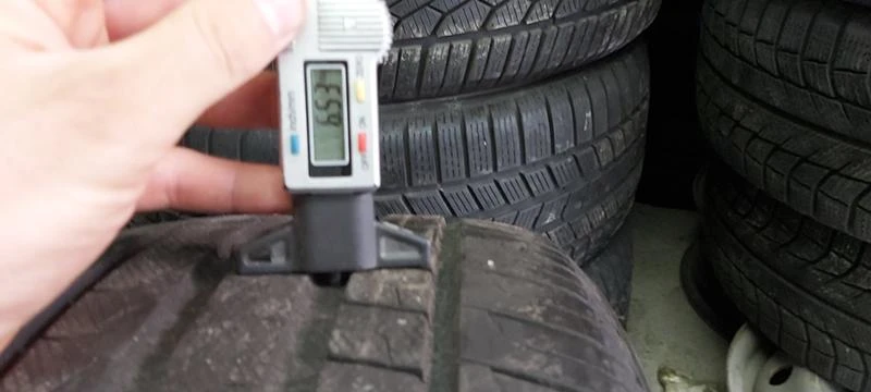 Гуми Летни 235/40R19, снимка 4 - Гуми и джанти - 32905689