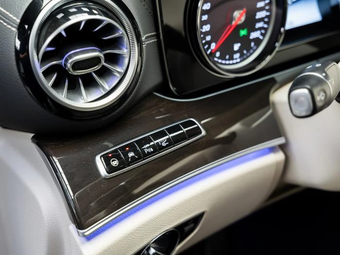 Mercedes-Benz CLS 450 4MATIC* AMG LINE* PANO* HUD* AIRMATIC* 360* ПОДГРЕ, снимка 8 - Автомобили и джипове - 54764569