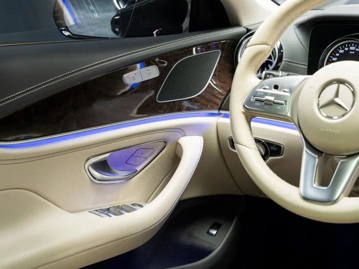 Mercedes-Benz CLS 450 4MATIC* AMG LINE* PANO* HUD* AIRMATIC* 360* ПОДГРЕ, снимка 15 - Автомобили и джипове - 54764569