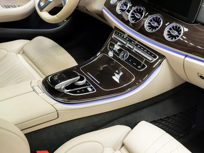 Mercedes-Benz CLS 450 4MATIC* AMG LINE* PANO* HUD* AIRMATIC* 360* ПОДГРЕ, снимка 11 - Автомобили и джипове - 54764569