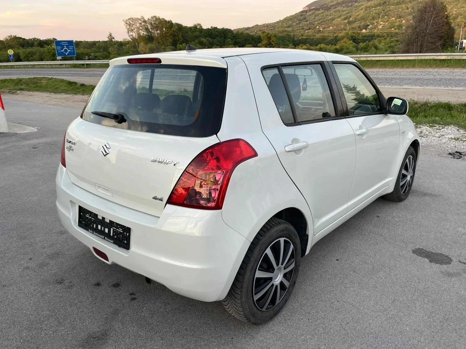 Suzuki Swift 1.3I 90кс 4Х4 EURO 4 KЛИМАТИК, снимка 4 - Автомобили и джипове - 52831076