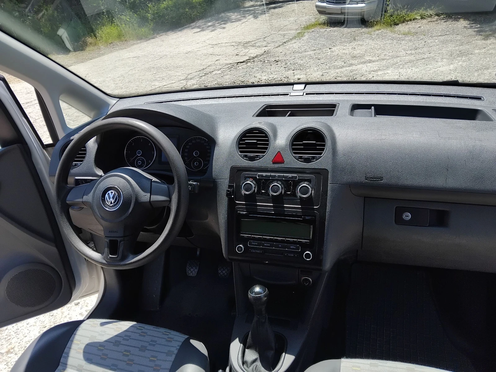VW Caddy 1.6 tdi, снимка 13 - Автомобили и джипове - 54111853