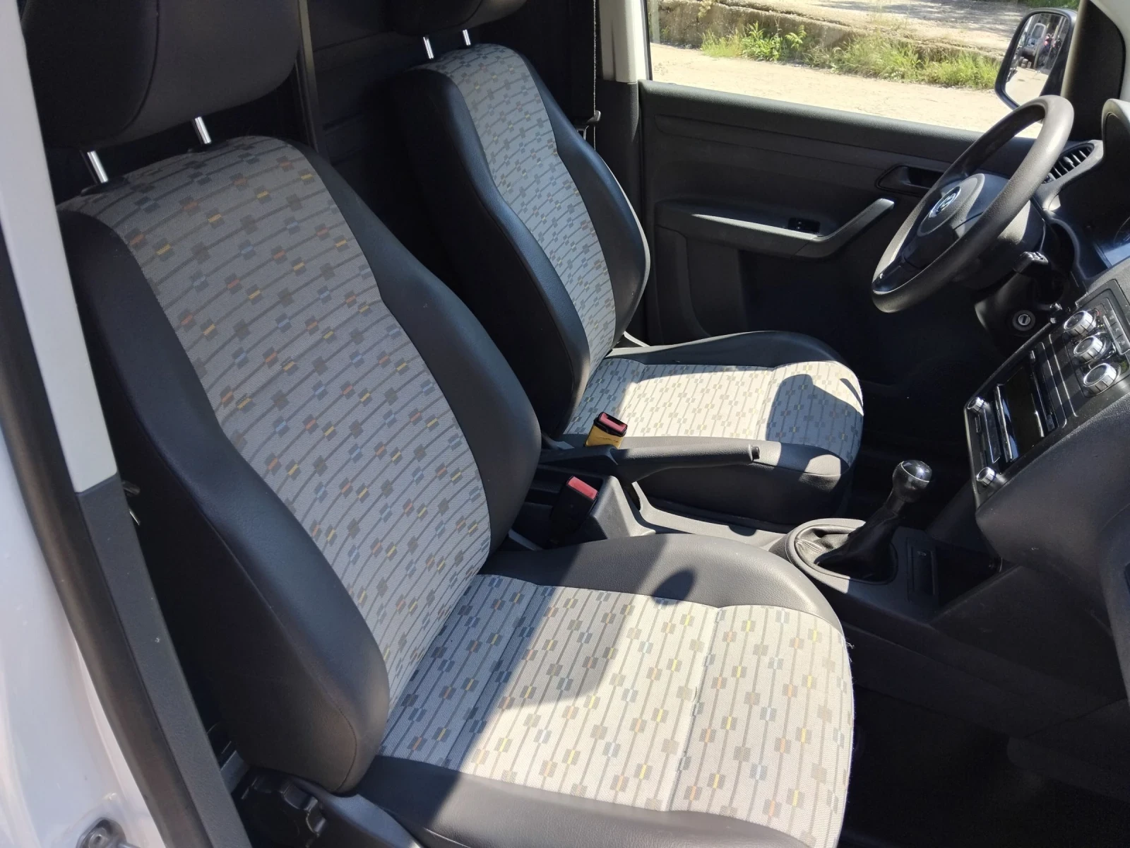 VW Caddy 1.6 tdi, снимка 8 - Автомобили и джипове - 54111853