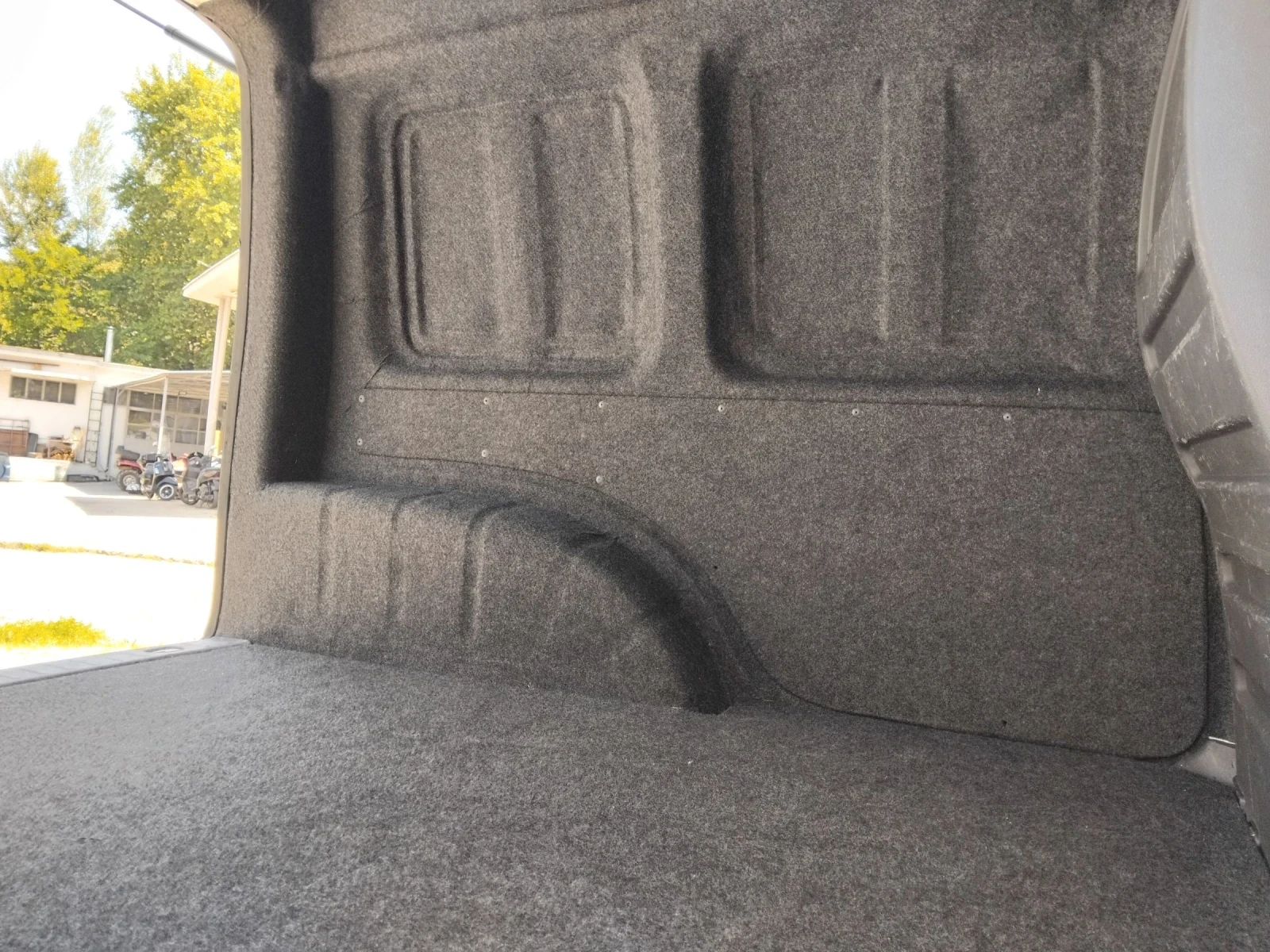 VW Caddy 1.6 tdi, снимка 11 - Автомобили и джипове - 54111853