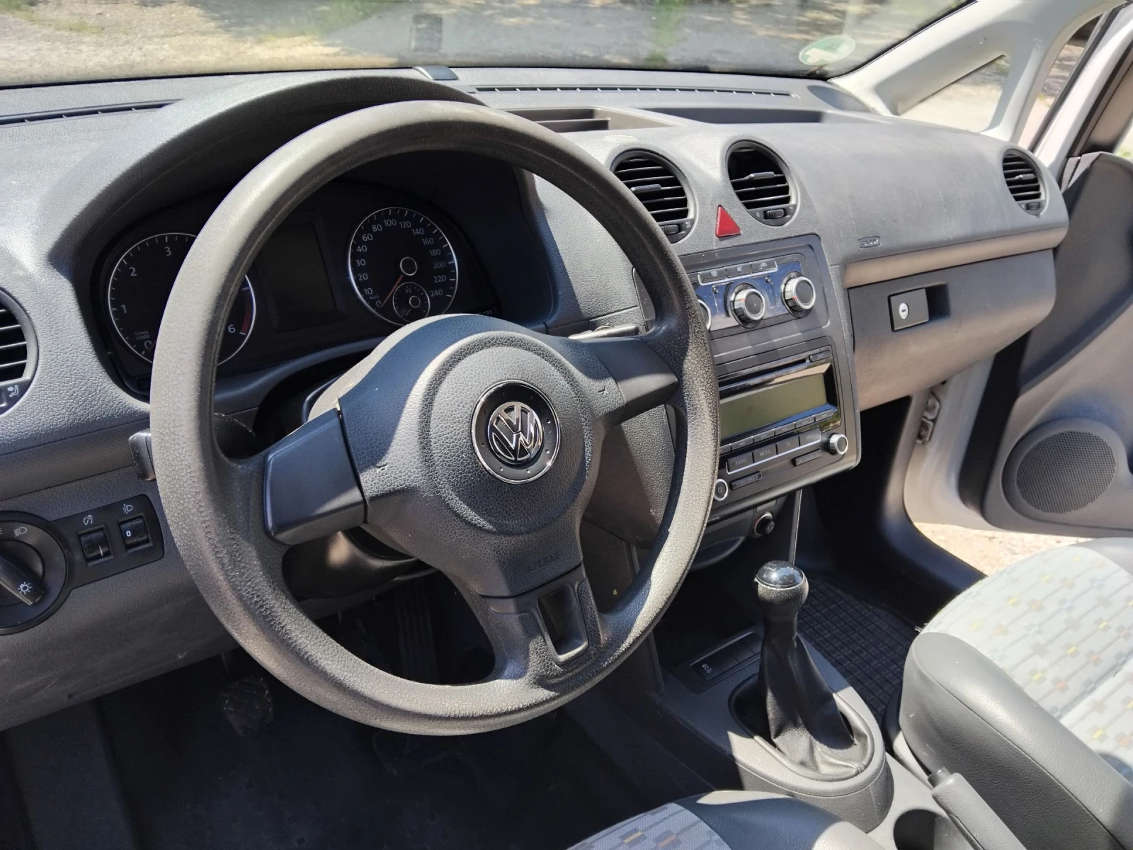 VW Caddy 1.6 tdi, снимка 9 - Автомобили и джипове - 54111853