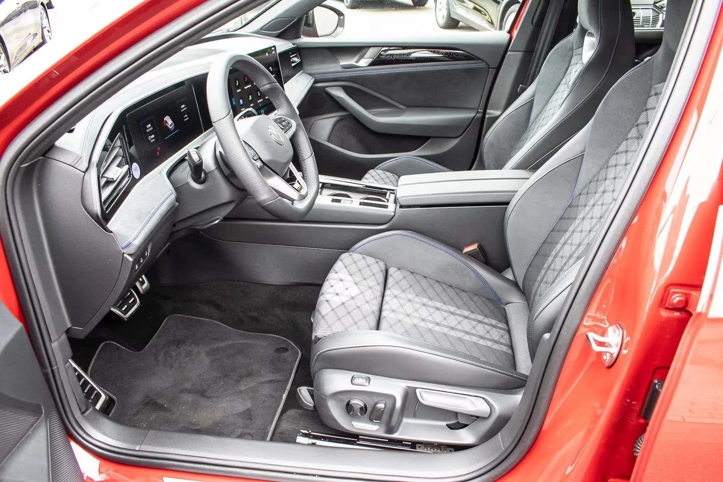 VW Passat 1.5 eHYBRID R-LINE MATRIX-IQ, снимка 10 - Автомобили и джипове - 54458442