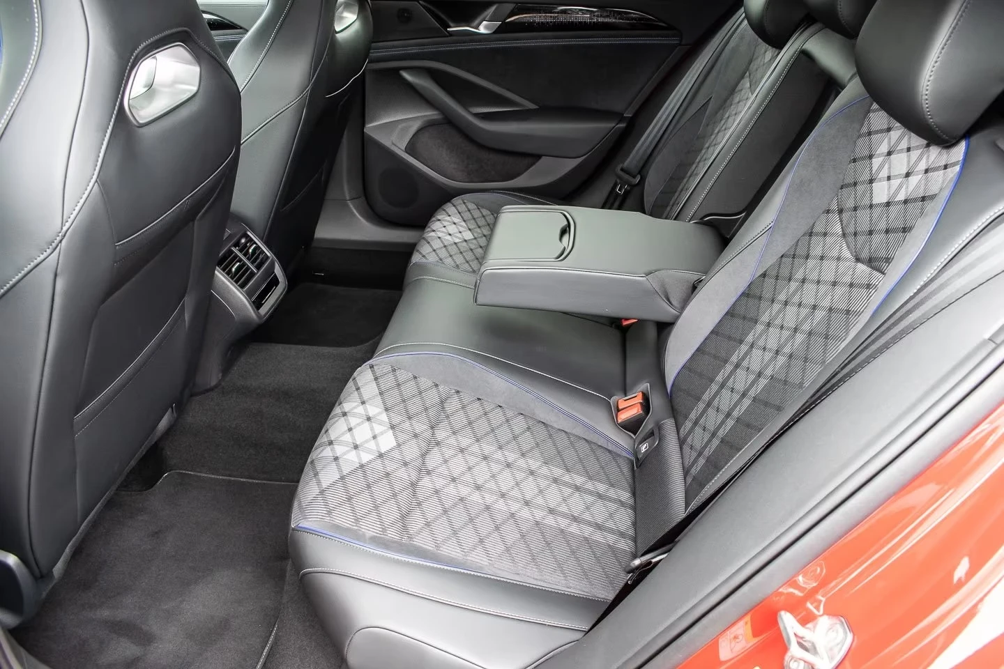VW Passat 1.5 eHYBRID R-LINE MATRIX-IQ, снимка 13 - Автомобили и джипове - 54458442