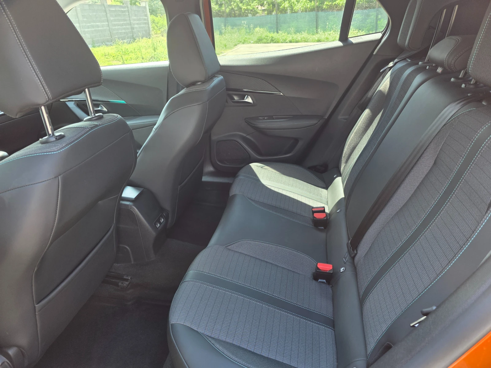Peugeot 2008 allure, снимка 11 - Автомобили и джипове - 55645769