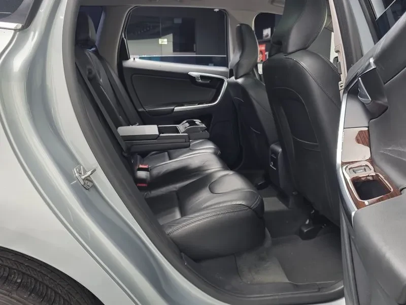 Volvo XC60 D4, снимка 12 - Автомобили и джипове - 55562207