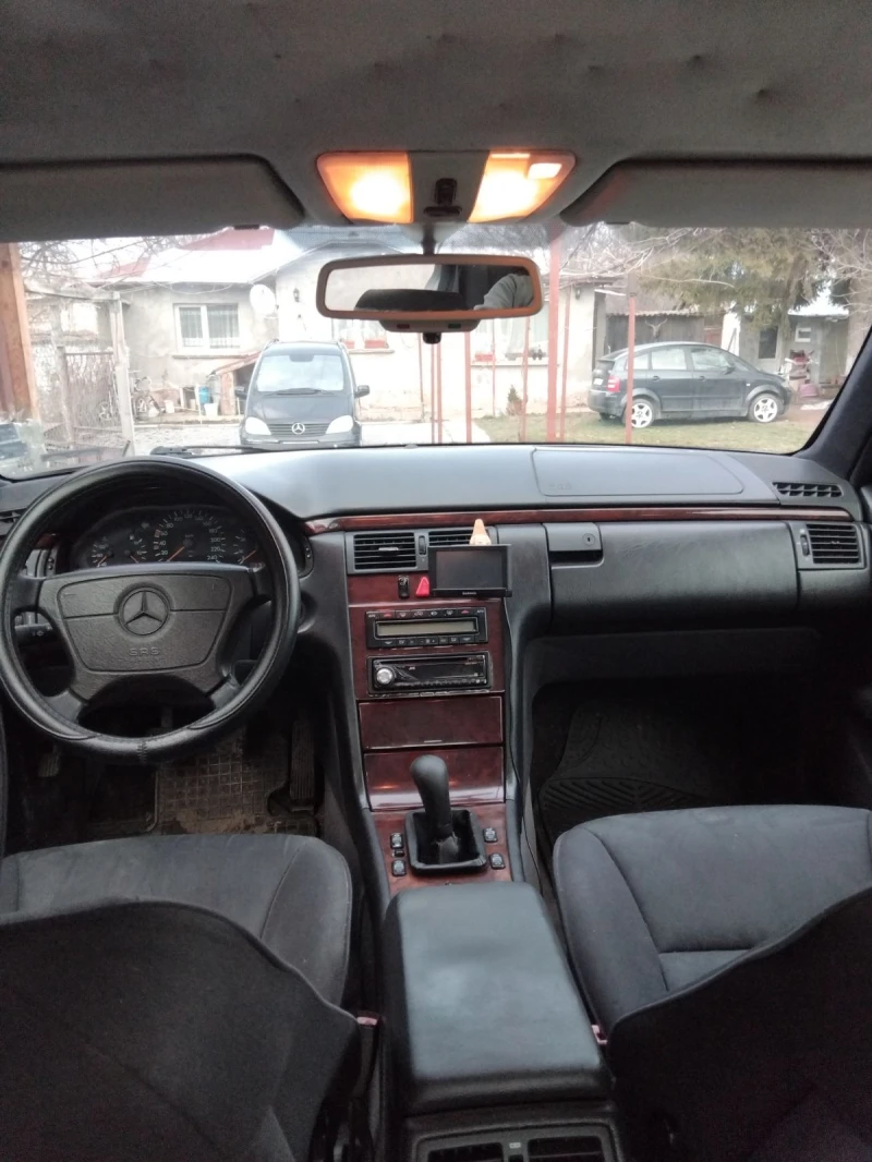 Mercedes-Benz E 200, снимка 13 - Автомобили и джипове - 49318861